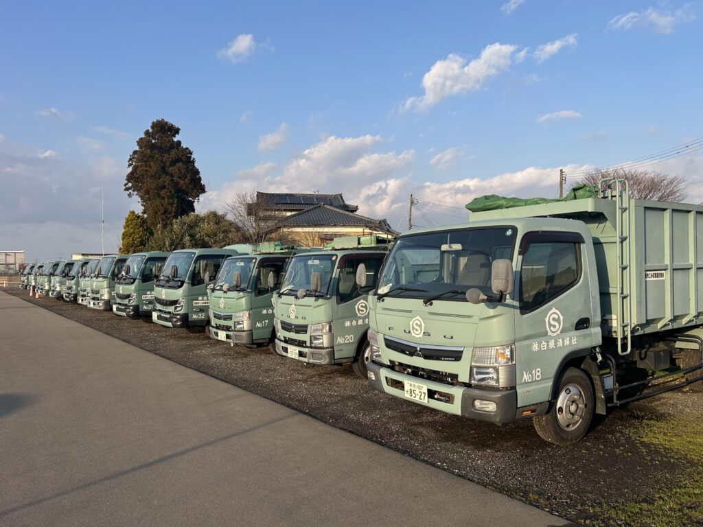 並ぶ回収車両